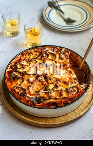 Lasagne con tagliatelle e salsa al formaggio Foto Stock