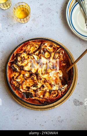 Lasagne con tagliatelle e salsa al formaggio Foto Stock