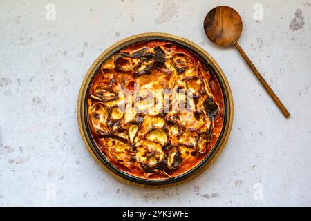 Lasagne con tagliatelle e salsa al formaggio Foto Stock