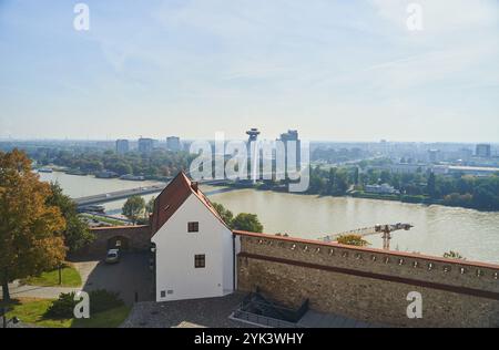 Slovacchia, Bratislava - 8 ottobre 2022: Vista dall'alto del castello di Bratislava e del Danubio Foto Stock