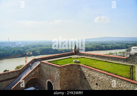 Slovacchia, Bratislava - 8 ottobre 2022: Vista dall'alto del castello di Bratislava e del Danubio Foto Stock