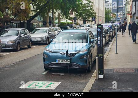 Ljubljana, Slovenia - 10 ottobre 2022: Carica di auto elettrica Renault blu sulla strada di Ljubljana, Slovenia Foto Stock