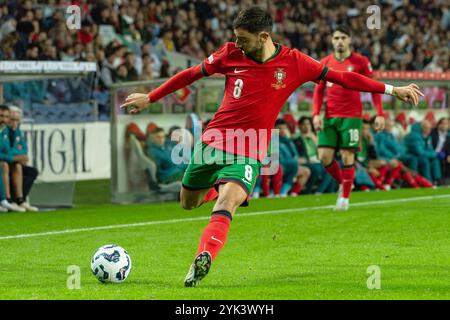 Bruno Fernandes del Portogallo durante la fase UEFA Nations League, League, partita di calcio 5 tra Portogallo e Polonia il 15 novembre 2024 all'Estadio do DragÃ£o di Porto, Portogallo Foto Stock