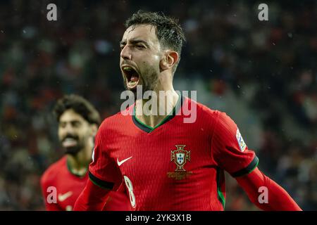 Bruno Fernandes del Portogallo celebra il suo gol 3-0 durante la fase di campionato UEFA Nations League, partita di calcio 5 tra Portogallo e Polonia il 15 novembre 2024 all'Estadio do DragÃ£o di Porto, Portogallo Foto Stock