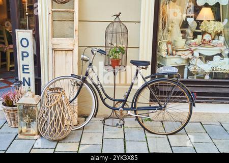 Slovacchia, Bratislava - 8 ottobre 2022: Bici d'epoca in piedi accanto al negozio di Bratislava, Slovacchia Foto Stock