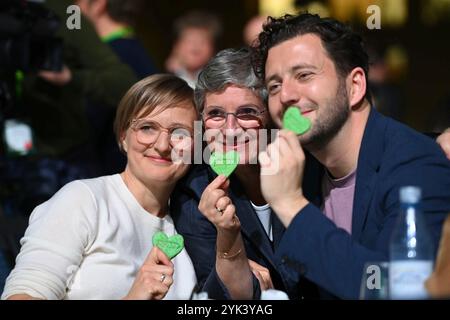 Wiesbaden, Germania. 16 novembre 2024. Da sinistra a destra Franziska BRANTNER, Presidente federale dell'Alleanza 90/i Verdi, Britta HASSELMANN, leader del gruppo parlamentare, Felix BANASZAK, Presidente federale dell'Alleanza 90/i Verdi, tenendo biscotti verdi a forma di cuore, 50a Conferenza ordinaria dei delegati federali dell'Alleanza 90/il partito dei Verdi, dal 15-17.11.2024 i, Rhein Main Congress Center Wiesbaden, credito: dpa/Alamy Live News Foto Stock