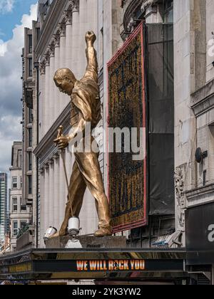 LONDRA, Regno Unito - 3 AGOSTO 2013: Statua di Freddie Mercury fuori dal Dominion Theatre di Tottenham Court Road che pubblicizza il musical "We Will Rock You" Foto Stock