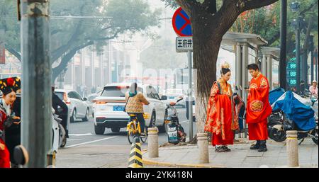 Pechino, Cina. Persone in abiti tradizionali cinesi in Street a Pechino. Tessuto nazionale cinese. Tradizioni e modernità. Colore nazionale. Asiatico Foto Stock