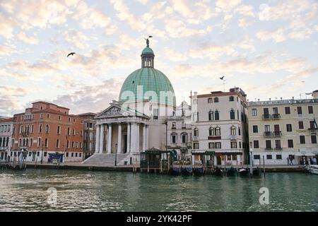 Venezia, Italia - 10.12.2021: Veduta della chiesa di San Simeone piccolo sul lungomare del Canal grande a Venezia, Italia. Foto Stock