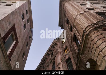 Vista dal basso dell'edificio in Piazza del Duomo a Milano, Italia Foto Stock