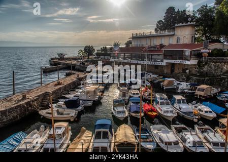 Vista del caffè e del ristorante affacciati sulle barche nel porto al crepuscolo, il villaggio di Lovran, Lovran, la baia del Quarnero, l'Istria orientale, Croazia Foto Stock