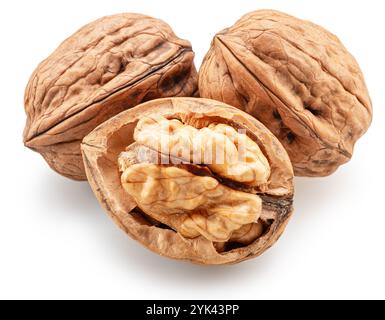 Noci intere, noci spezzate con noccioli e foglie verdi isolate su sfondo bianco. Tracciato di ritaglio. Foto Stock