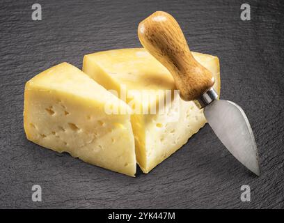 Pezzi di parmigiano isolati su sfondo bianco. Foto Stock