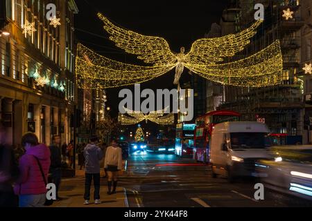 LONDRA - 15 NOVEMBRE 2024: Luci di Natale su Regents Street St James. Le splendide decorazioni natalizie attirano migliaia di acquirenti durante la festa Foto Stock