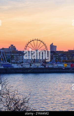 Deutzer Kirmes, Kirmes, fiera di Colonia Deutz. Festival Folcloristico autunnale sulle rive del Reno a Colonia, Germania. Foto Stock