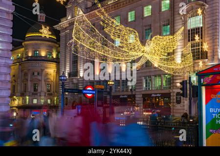 LONDRA - 15 NOVEMBRE 2024: Luci di Natale su Regents Street St James. Le splendide decorazioni natalizie attirano migliaia di acquirenti durante la festa Foto Stock