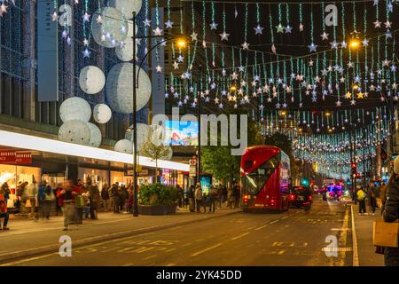 LONDRA - 15 NOVEMBRE 2024: Oxford Street a Londra è decorata con scintillanti stelle drappeggiate per tutta la lunghezza della strada per Natale Foto Stock