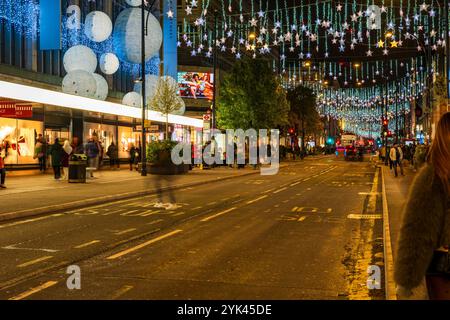 LONDRA - 15 NOVEMBRE 2024: Oxford Street a Londra è decorata con scintillanti stelle drappeggiate per tutta la lunghezza della strada per Natale Foto Stock