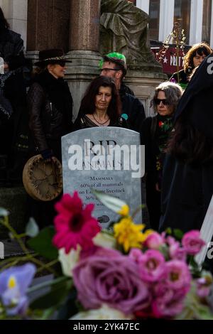 Righton, Regno Unito 24 marzo 2019. I manifestanti marciano attraverso il centro della città di Brighton tenendo una processione funebre per la vita sulla terra. L'evento è stato organizzato dalla branca di Brighton di Extinction Rebellion, un movimento nazionale che combatte il cambiamento climatico e sensibilizza sull'estinzione delle specie dall'aumento della temperatura terrestre. Il gruppo ritiene che il cambiamento climatico sia un'emergenza globale senza precedenti che deve essere affrontata prima che diventi troppo tardi. Una bara è stata trasportata durante la processione come promemoria degli effetti mortali del cambiamento climatico sulla fauna selvatica. Gli 11 minuti Foto Stock