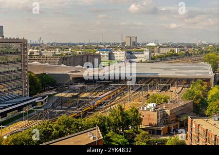 Rotterdam, Paesi Bassi, 9 settembre 2024: Veduta aerea della stazione ferroviaria centrale Foto Stock