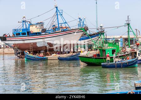 Pescherecci da traino in bacino di carenaggio e piccole imbarcazioni da pesca nel porto peschereccio di Essaouira in Marocco Foto Stock