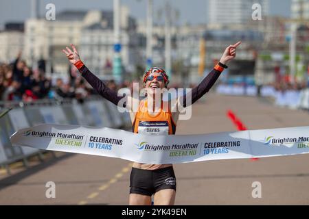 Brighton, Regno Unito. 14 aprile 2019. Migliaia di corridori partirono al mattino da Preston Park e corsero per la città durante la decima maratona di Brighton. Molti spettatori sono venuti anche a Brighton per esultare i corridori. La prima maratona di Brighton si è svolta nel 2010 e da allora la maratona di Brighton è diventata un evento popolare per la città e la seconda maratona più grande del Regno Unito. Alcuni corridori si uniscono alla maratona per obiettivi personali, mentre altri lo fanno per sostenere un ente di beneficenza Foto Stock