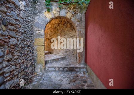 IT: Villaggio di Vila-robau, nel comune di Ventalló in un pomeriggio d'autunno (Alt Empordà, Girona, Catalogna, Spagna) ESP: Aldea de Vila-robau, e Foto Stock