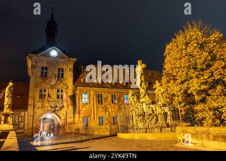 Ponte superiore a Bamberga di notte, alta Franconia, Baviera, Germania, Europa in autunno Foto Stock