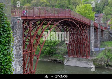 Il ponte di ferro, che attraversa il fiume Severn nello Shropshire, è il primo ponte di ferro mai costruito e costruito al mondo. Fu eretto nel 1779 e fu molto celebrato dopo la sua costruzione a causa dell'uso del nuovo materiale. Nel 1986, il ponte insieme all'adiacente insediamento di Ironbridge e la gola di Ironbridge divenne parte del patrimonio mondiale dell'UNESCO della gola di Ironbridge, e il sito è diventato una delle principali attrazioni turistiche dello Shropshire. Un recente progetto di restauro nel 2018 ha sostituito il suo colore grigio-blu con il colore rosso-marrone originale del ponte Foto Stock