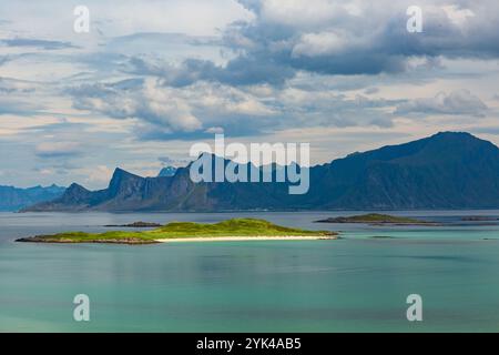 Un'isola disabitata a Lofoten, Norvegia, circondata da splendidi fiordi e aspre montagne sotto un cielo spettacolare Foto Stock