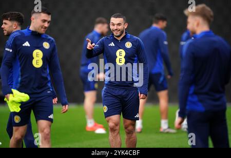 John McGinn (centro) della Scozia durante una sessione di allenamento a Lesser Hampden, Glasgow. Data foto: Domenica 17 novembre 2024. Foto Stock