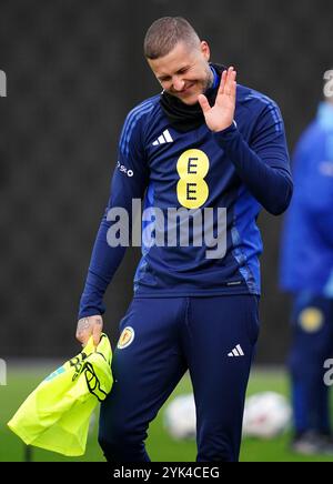 Lyndon Dykes della Scozia durante una sessione di allenamento a Lesser Hampden, Glasgow. Data foto: Domenica 17 novembre 2024. Foto Stock