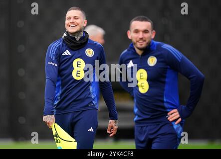 Lyndon Dykes (a sinistra) della Scozia durante una sessione di allenamento a Lesser Hampden, Glasgow. Data foto: Domenica 17 novembre 2024. Foto Stock