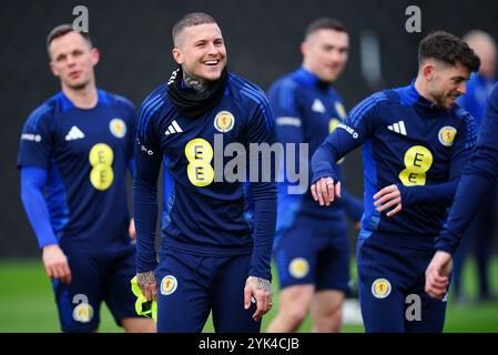 Lyndon Dykes della Scozia durante una sessione di allenamento a Lesser Hampden, Glasgow. Data foto: Domenica 17 novembre 2024. Foto Stock