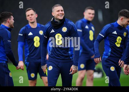 Lyndon Dykes (a sinistra) della Scozia durante una sessione di allenamento a Lesser Hampden, Glasgow. Data foto: Domenica 17 novembre 2024. Foto Stock