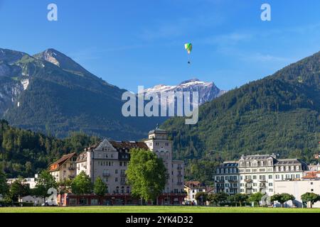 Parapendio sopra Hohematte Park, Interlaken, Svizzera Foto Stock
