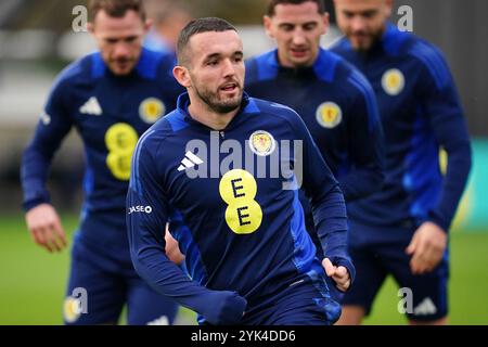 John McGinn, in Scozia, durante una sessione di allenamento a Lesser Hampden, Glasgow. Data foto: Domenica 17 novembre 2024. Foto Stock