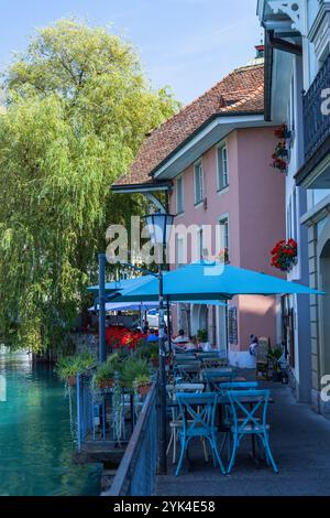 Ristoranti all'aperto lungo il fiume Aare, Thun, Canton Berna, Svizzera Foto Stock