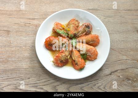 gamberetti salati fritti in profondità con aglio e pepe tagliati in salsa di pesce, disposti sul piatto Foto Stock