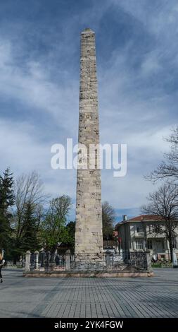 La colonna di Costantino Porfirogenito all'ippodromo nel distretto di Sultanahmet, una parte vecchia di Istanbul, Turchia Foto Stock