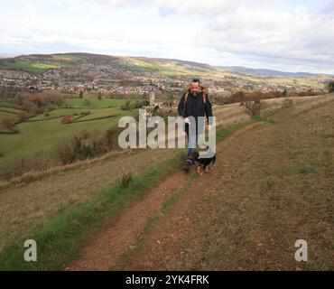 Stroud, Regno Unito, 17 novembre 2024. Meteo nel Regno Unito. Una giornata di sole per gli escursionisti per godersi i bellissimi cieli autunnali su Selsley, comune a Stroud, Gloucestershire. Credito: Gary Learmonth / Alamy Live News Foto Stock