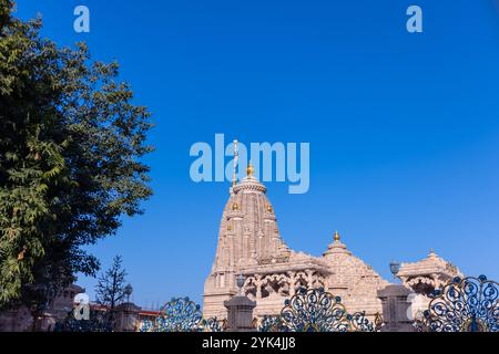 Gruppo di indù con i colori dei loro volti che celebrano la festa di holi al tempio radhey rani a barsana. Holi è la festa dei colori. Foto Stock