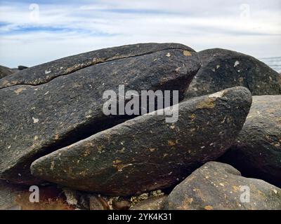 Rocce costiere dalle consistenze uniche Foto Stock