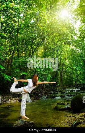 Bilanciamento. Le pratiche femminili si bilanciano nella foresta tropicale naturale in una mattina. Copyright: xZoonar.com/szefeix 1053984454ST Foto Stock