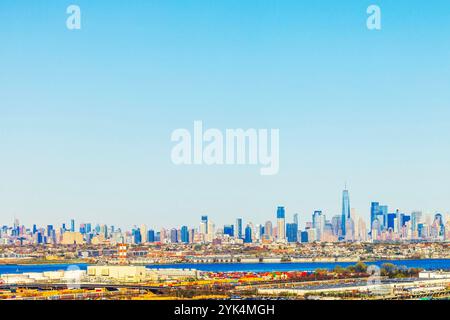 Skyline di Manhattan con One World Trade Center visibile attraverso il fiume Hudson, vista da Newark, New Jersey. STATI UNITI. Foto Stock
