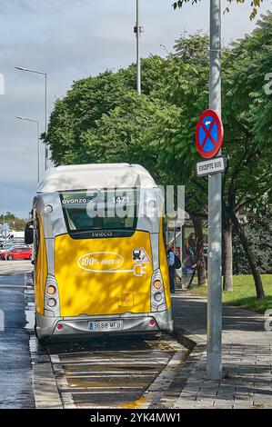 Viladecans. Spagna - 17 novembre 2024: Autobus completamente elettrico ad Avanza presso la fermata dell'autobus cittadino. L'immagine enfatizza il progresso nel trasporto verde AN Foto Stock