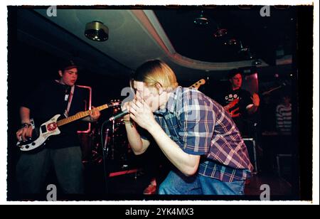 Una band durante un concerto hardcore in un night club al Folkets Park di Motala, Svezia. Foto Stock