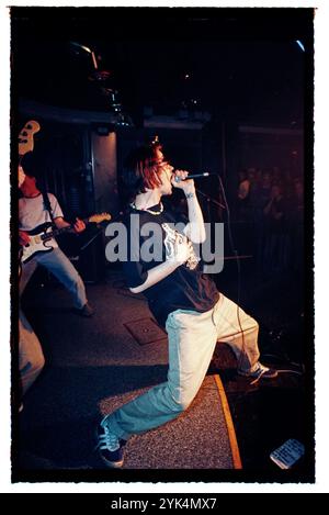 Una band durante un concerto hardcore in un night club al Folkets Park di Motala, Svezia. Foto Stock