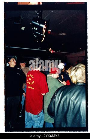 Una band durante un concerto hardcore in un night club al Folkets Park di Motala, Svezia. Foto Stock