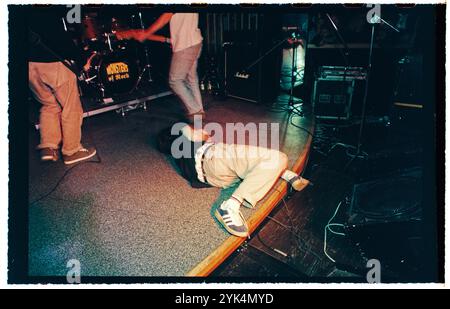 Una band durante un concerto hardcore in un night club al Folkets Park di Motala, Svezia. Foto Stock